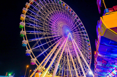 A night view of giant feeris wheel