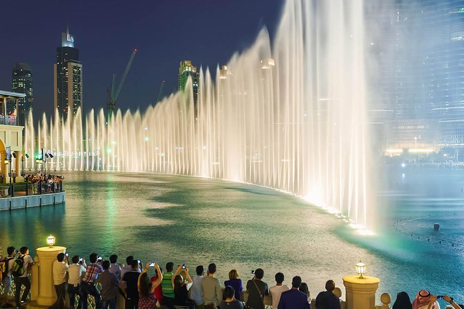 Dubai Fountain shows the water dance and tunes with lights, music and movement for a spectacular show